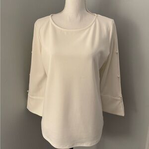 Ann Taylor Factory top sz M Beautiful off white top w/pearl accents on sleeve